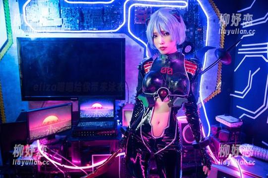eliza喵喵给你带来泳衣美图，全场景都想要游泳了。
