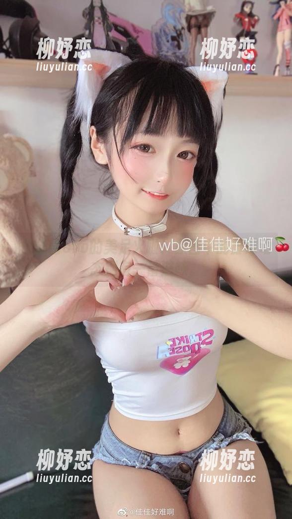 佳佳酱ovo的美足火啦！原图中的脚踝动态别有一番滋味。