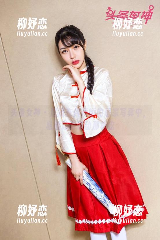头条女神 - 沉浸在何娇娇的居家写真中，私拍总能撩动那根弦