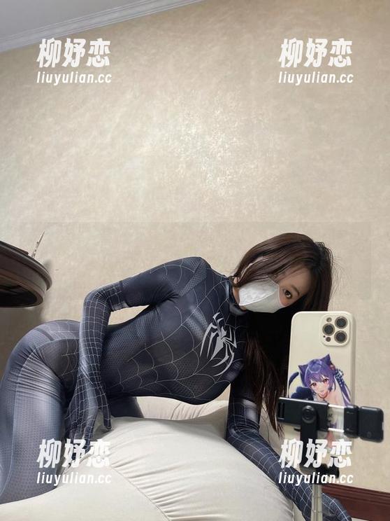 微密圈 - 无圣光下的奶宝妹纸，身为蜘蛛女侠，她有没有被自己打动？