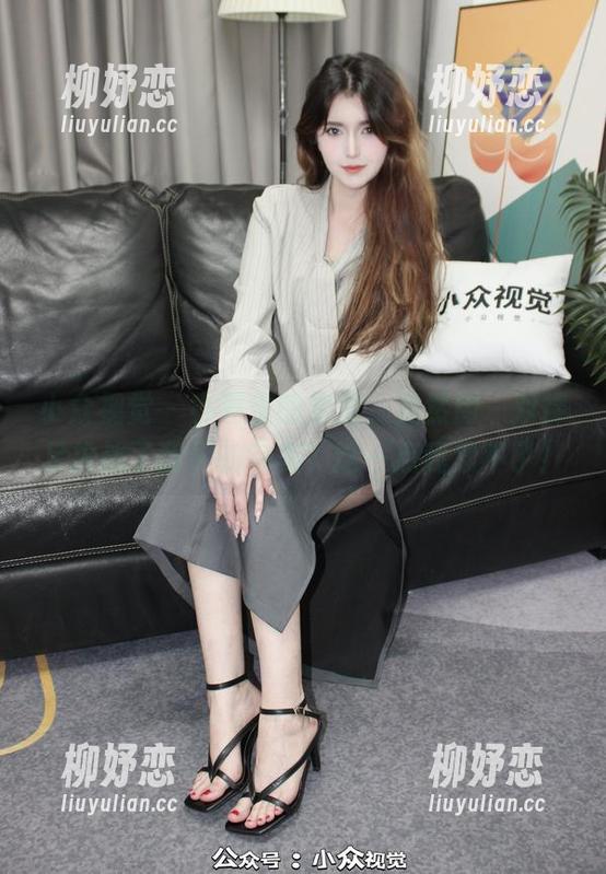小众视觉 - 小薯条的套图，竟然用一双裸足挑战了我们的审美？这一点我忍不了！
