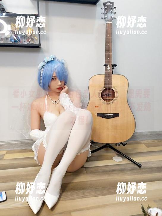 看小女巫露娜的白色恋人2021，是需要一杯冰水的，cos图集里太热了，不发烧才怪！