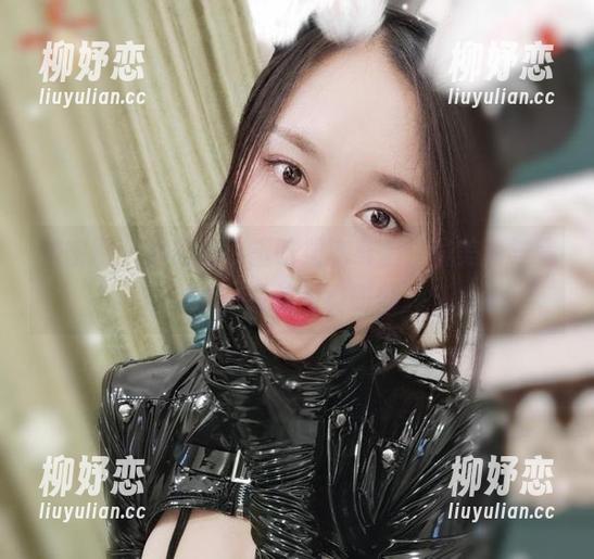 微密圈 - 短裙在小玉吃果冻身上，集美貌与尴尬于一身的写真时刻。