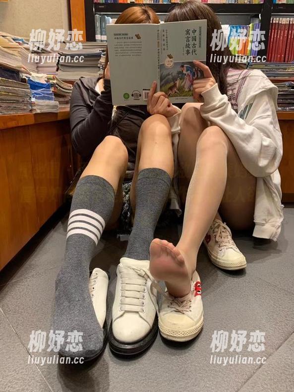 微密圈 - 不得不说，这无敌哒小姨妈真的懂得如何展示美脚，高清作品集让人欲罢不能！