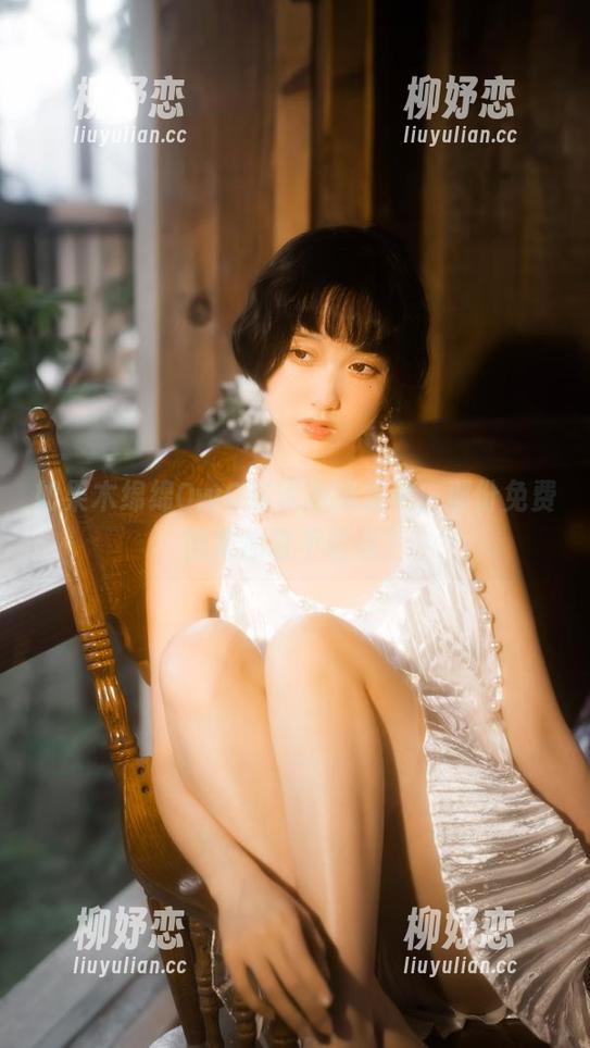 如果木绵绵OwO在泳池边发呆，那份免费图集你敢不敢点？