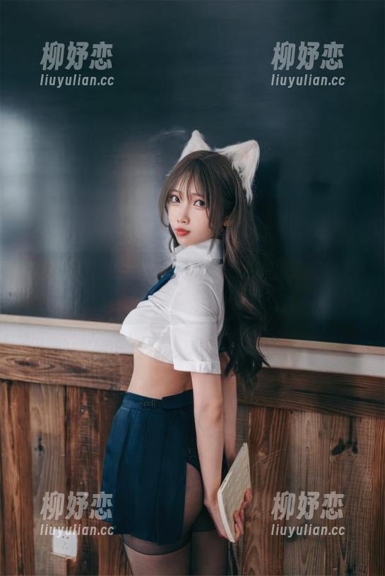 杏仁曲奇的自拍在高清图册中，无意中拉近了些许距离