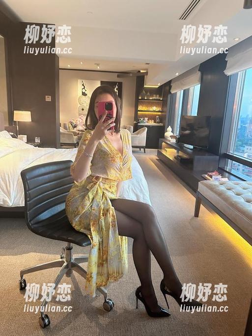 微密圈 - 图集分享：果儿Victoria近距离挑战“女教师”美学，水平可不低哟。