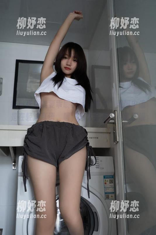 每一张柒柒要乖哦学姐的照片，美图中像是在轻声耳语，喔，怎么会有这种氛围呢？