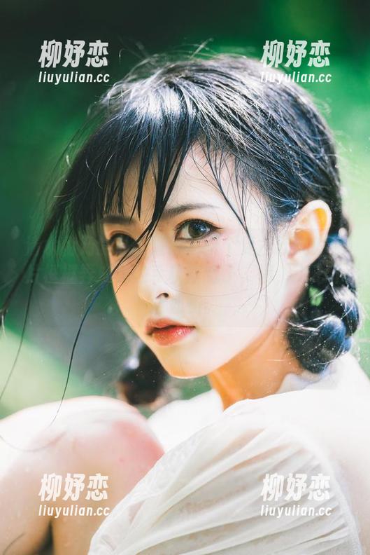 清水由乃的私拍直接把这个复古欧式的照片框框弄成我的手机壁纸了，得，小心不给划伤。