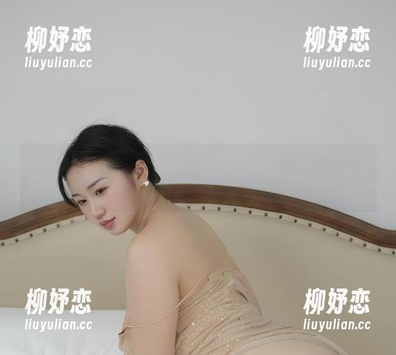 微密圈 - 瑜瑾u的泳池时光：每一张美图都像水面波纹一样洒脱。