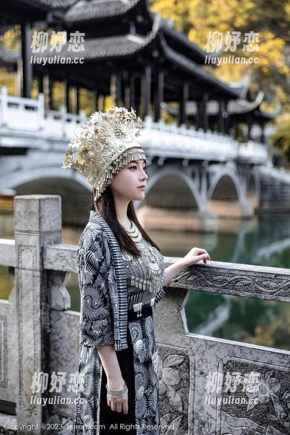 秀人网 - 草莓zz的新肉丝套图，在我的疑惑中更新，似乎在说“想看吗？”。