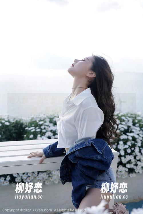 秀人网 - 图中是荡漾Crystal与灰丝的碰撞，私房时光如流水般滑过