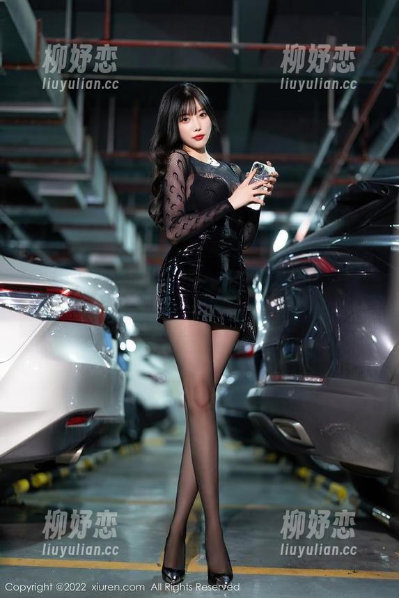 秀人网 - 麦田的泳衣：原图里有点不一样的水花，图片就像夏天的即兴演出。