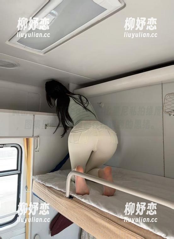 微密圈 - 脸红Dearie的比基尼私拍维度，图集里的每一帧都在挑逗我的思绪。