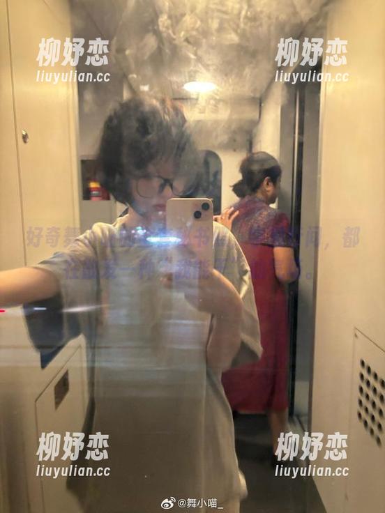 好奇舞小喵的全套秘书照，字里行间，都在散发一种“我能干”的气场。