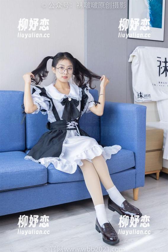 袜啵啵 - 小白袜大战泡芙：高清写真中的袜子也期待拥抱精彩！